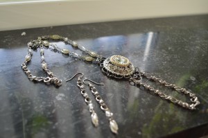 Halsband och örhängen brosch