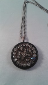 Knapphalsband med gammal brosch