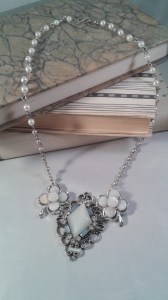 Halsband, clips i vitt/pärlemor