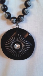 Knapphänge svart bakelit med plastpärlor