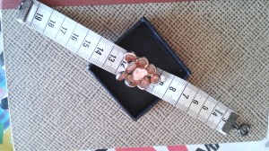 Armband gjord av måttband och brosch