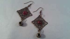 Bronsfärgade örhängen med röd 