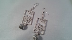 Örhängen, silverfärgade med blommönster