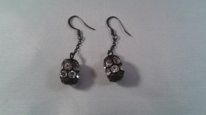 Örhängen i svart och strass