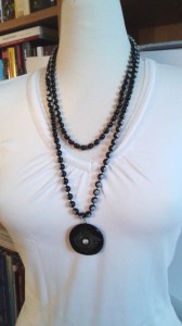 Halsband svart, knapphänge och plastpärlor