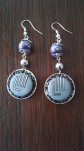 Lila knappörhängen