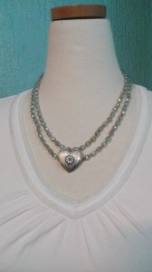 Halsband glaspärlor och hjärta