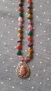 Halsband med fyrkantig sten och hänge