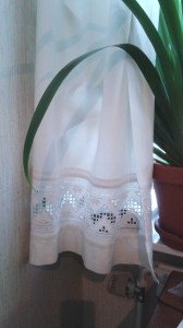 Gardin av gammalt sänglinne/lakan