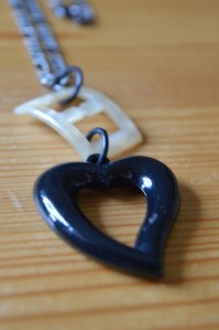 Halsband, spänne och hjärta