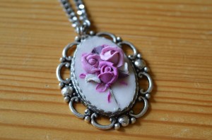 Halsband av omgjord brosch