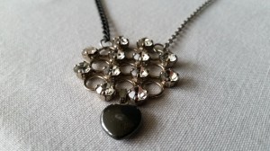 Halsband med brosch och hjärta