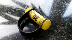 Måttbandsring med knappar och läderband, gul